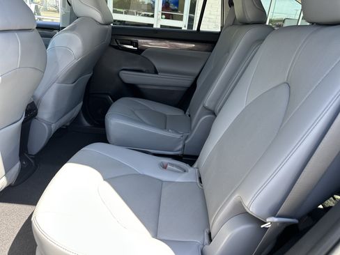 Used 2021 Toyota Highlander Limited AWD/4WD image 12