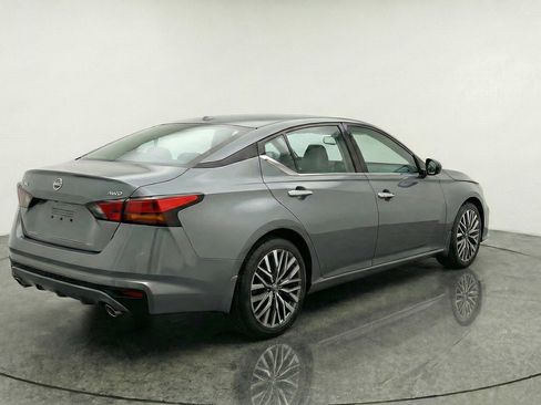 Used 2025 Nissan Altima 2.5 SV image 9