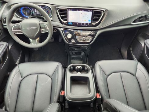 Used 2025 Chrysler Pacifica Select image 8