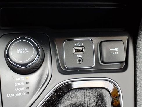 Certified 2022 Jeep Cherokee Limited w/ Mopar Interior Package AWD/4WD image 27