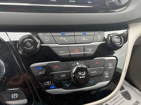 Certified 2024 Chrysler Pacifica Touring-L image 29