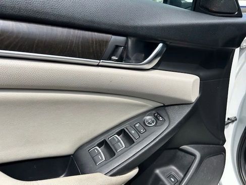 Used 2018 Honda Accord EX image 17