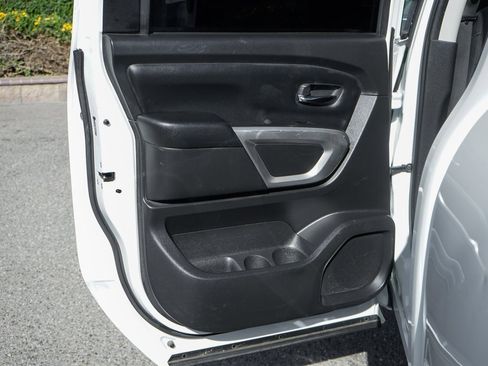 Used 2021 Nissan Titan SV image 28