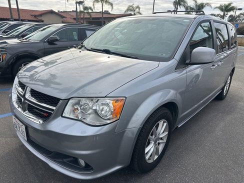 Used 2019 Dodge Grand Caravan SXT image 2