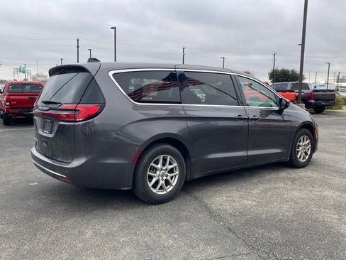 Used 2023 Chrysler Pacifica Touring-L image 5