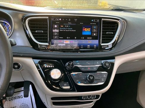 Used 2024 Chrysler Pacifica Limited FWD image 15