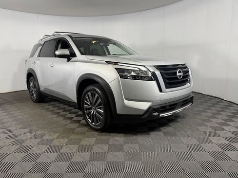 Used 2024 Nissan Pathfinder SL w/ SL Premium Package FWD image 5