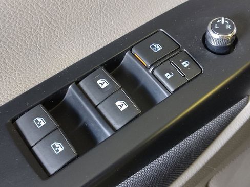 Used 2019 Toyota Highlander LE image 27