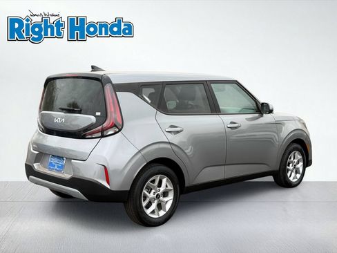 Used 2025 Kia Soul LX w/ LX Technology Package FWD image 8