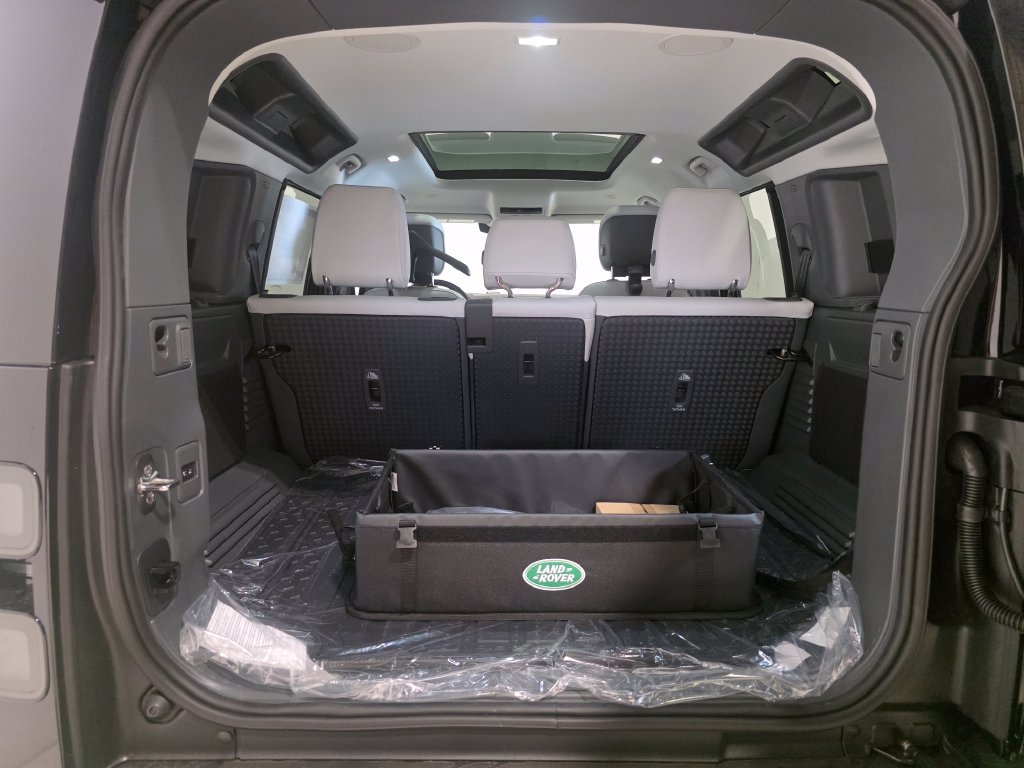 New 2026 Land Rover Defender 110 X-Dynamic SE AWD/4WD image 8