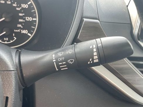 Used 2025 Nissan Altima 2.5 SV FWD image 17