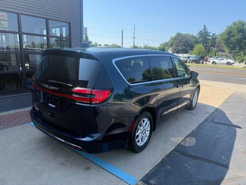 Used 2023 Chrysler Pacifica Touring-L FWD image 5