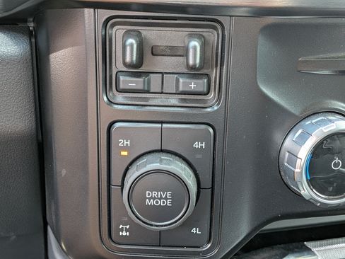 Used 2025 Ford F350 Lariat w/ Lariat Ultimate Package AWD/4WD image 30
