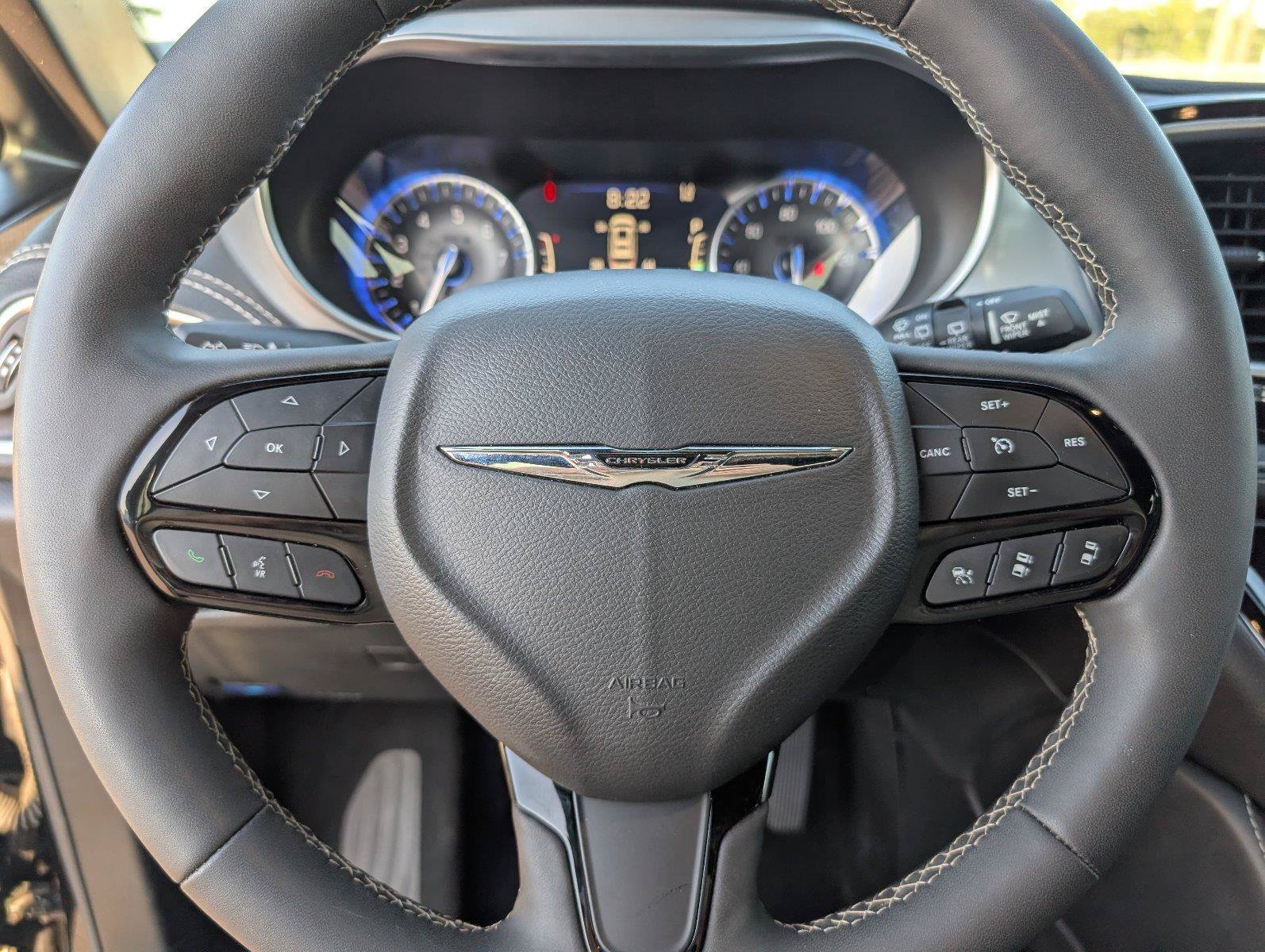 Used 2025 Chrysler Pacifica Limited FWD image 26