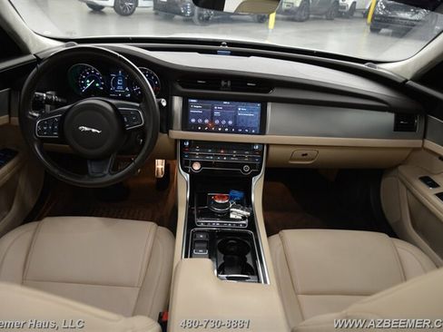 Used 2020 Jaguar XF Premium image 25