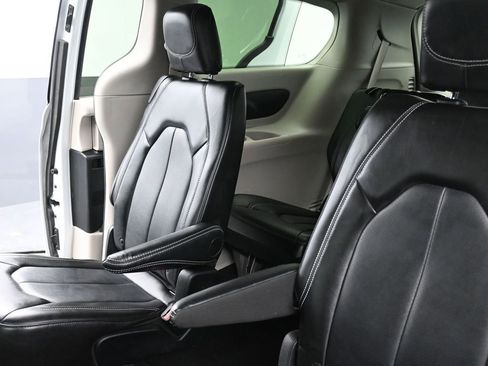 Used 2024 Chrysler Pacifica Touring-L image 18