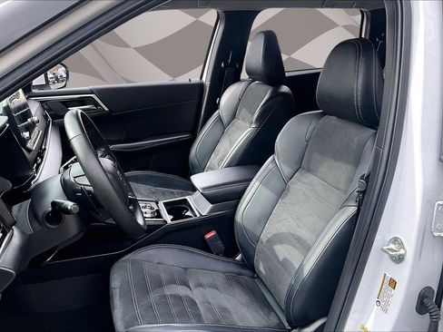 Used 2023 Mitsubishi Outlander SE image 25