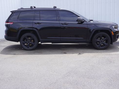 Used 2023 Jeep Grand Cherokee L Limited w/ Black Appearance Package AWD/4WD image 2