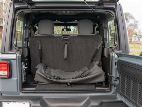 Used 2025 Jeep Wrangler Sport image 9