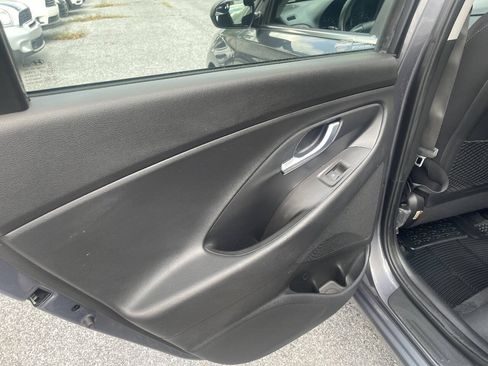 Used 2018 Hyundai Elantra GT FWD image 17