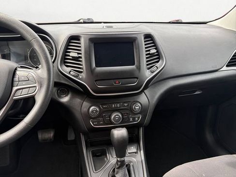 Used 2020 Jeep Cherokee Latitude FWD image 11