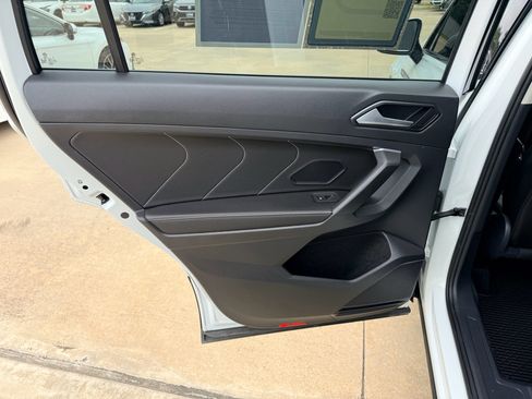 Used 2022 Volkswagen Tiguan SE w/ Panoramic Sunroof Package FWD image 24