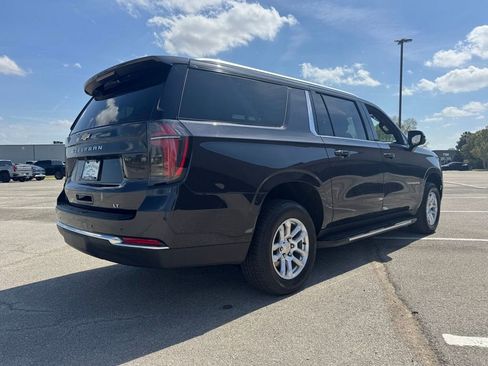 Used 2025 Chevrolet Suburban LT AWD/4WD image 7