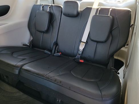 Used 2021 Chrysler Pacifica Touring-L image 9