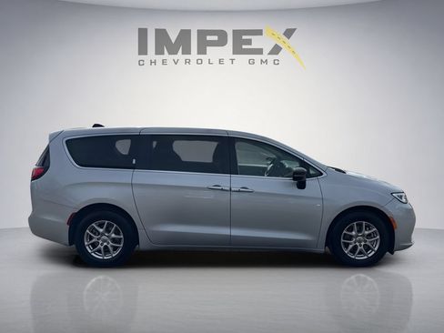 Used 2024 Chrysler Pacifica Touring-L FWD image 6