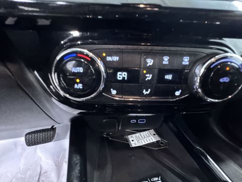 Used 2025 Chevrolet Trax RS w/ Sunroof Package image 27