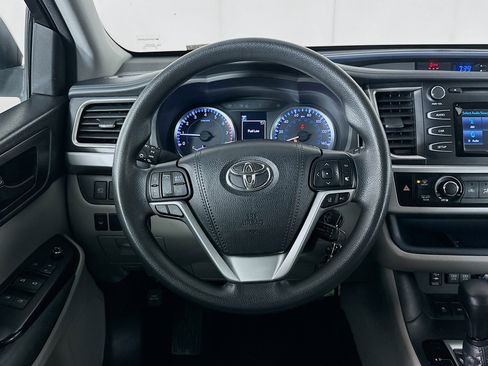 Used 2018 Toyota Highlander LE image 17