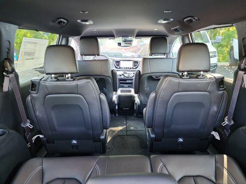New 2026 Chrysler Pacifica Select image 28