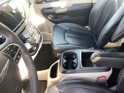Used 2023 Chrysler Pacifica Touring-L FWD image 23