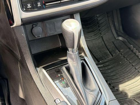 Used 2017 Toyota Corolla LE image 25