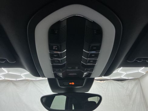 Used 2018 Porsche Macan AWD/4WD image 36