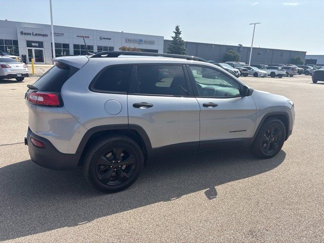Used 2017 Jeep Cherokee Sport w/ Cold Weather Group AWD/4WD image 4