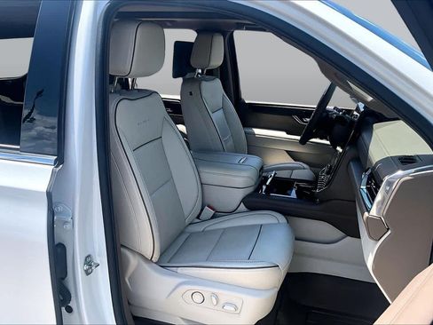 Used 2025 GMC Yukon Denali w/ Denali Reserve Package RWD image 9