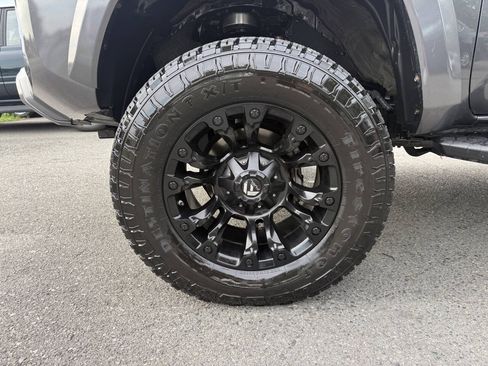 Used 2018 Toyota Tacoma TRD Sport AWD/4WD image 23