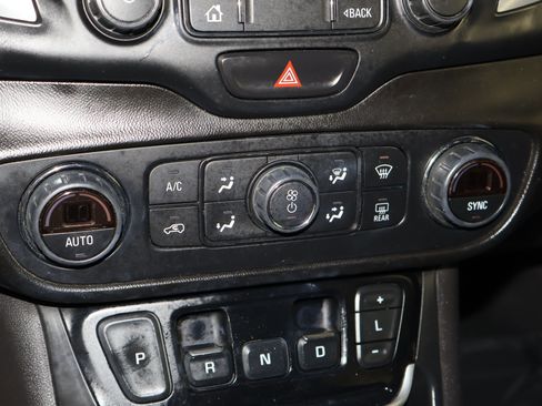 Used 2021 GMC Terrain SLT image 30