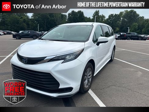 Used 2025 Toyota Sienna LE AWD/4WD image 1