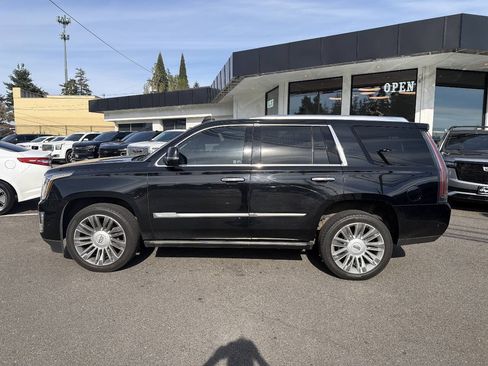 Used 2018 Cadillac Escalade Platinum AWD/4WD image 2