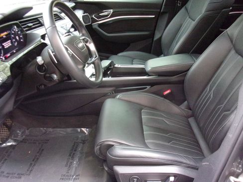 Used 2019 Audi e-tron Prestige w/ Prestige Package AWD/4WD image 12