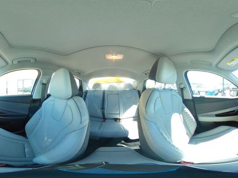 Used 2025 Hyundai Elantra Limited image 42