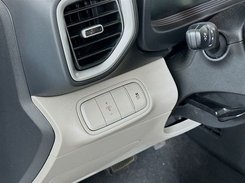 Used 2025 Hyundai Venue SEL FWD image 17