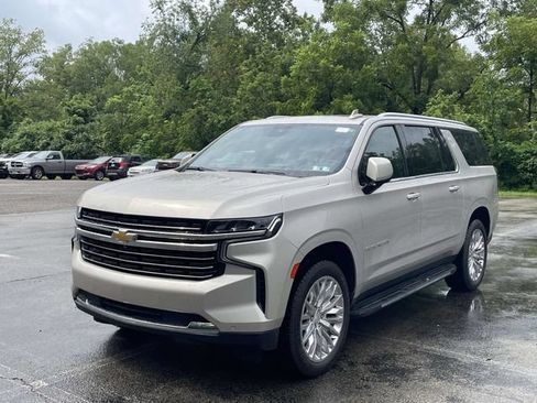 Used 2024 Chevrolet Suburban LT w/ LT Signature Package AWD/4WD image 7