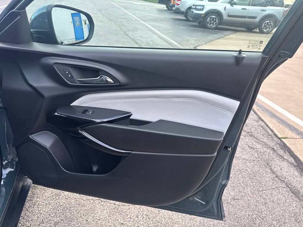 Used 2025 Chevrolet Trax LT FWD image 29