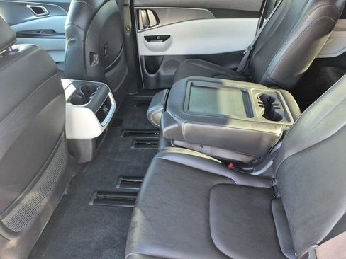 Certified 2023 Kia Carnival LX image 14