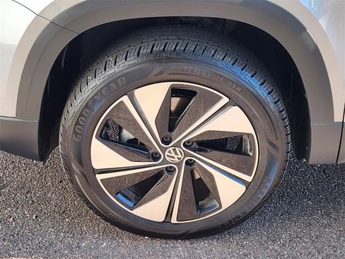 Used 2025 Volkswagen Taos SE image 23