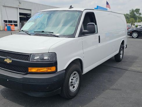 Used 2018 Chevrolet Express 2500 Extended RWD image 3