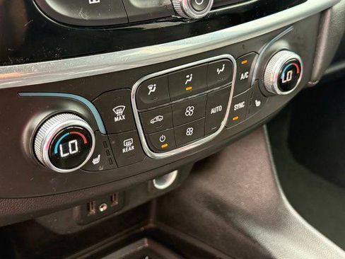 Used 2023 Chevrolet Traverse LT image 12